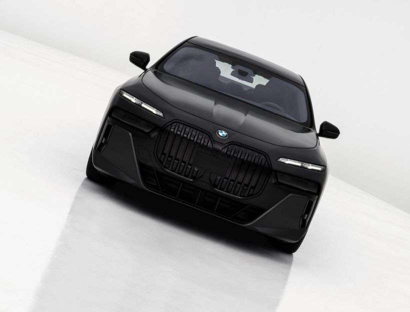 BMW i7 รถยนต์ไฟฟ้า 100% ขับไกล 625 ต่อการชาร์จ 