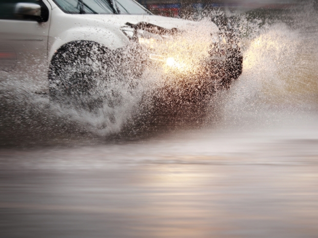 " อาการเหินน้ำ " ภัยอันตราย ที่อย่ามองข้าม สิ่งที่ต้องระวังเมื่อขับรถขณะฝนตก 