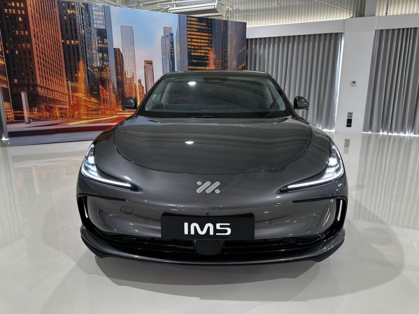 MG IM5 รถไฟฟ้าตัวตึง! วิ่งไกล 860 กม. ชาร์จไว 18 นาทีจบ!