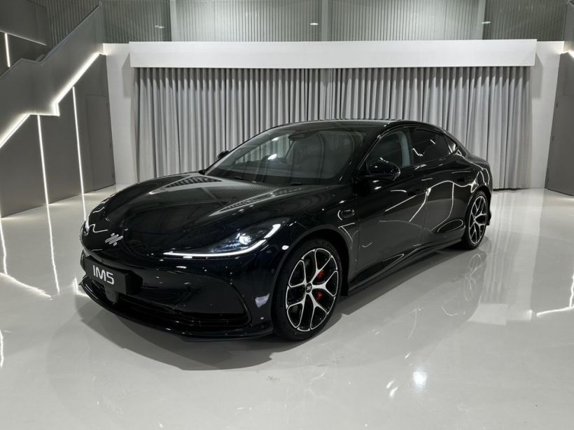 MG IM5 รถไฟฟ้าตัวตึง! วิ่งไกล 860 กม. ชาร์จไว 18 นาทีจบ!