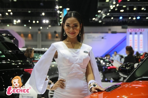 ฉีกกฏเดิมๆ!! พริตตี้ งามอย่างไทยแต่งชุดสุภาพในงาน Motor Expo 2016